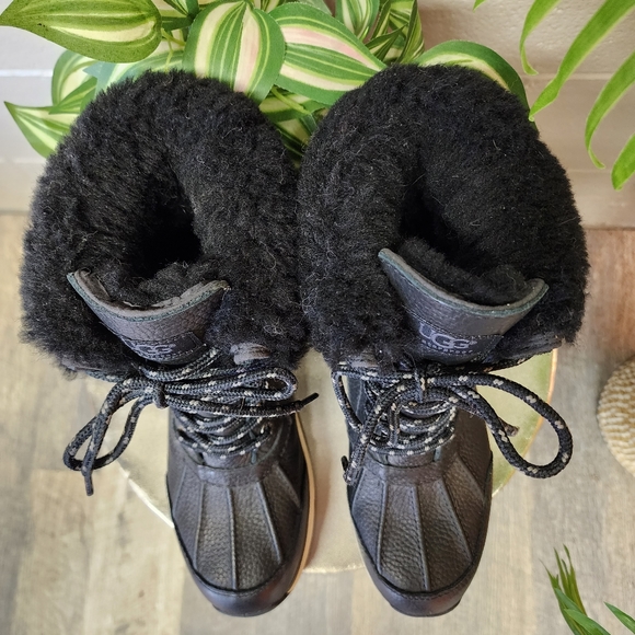 COPY - UGG ADIRONDACK III QUILT BLACK BOOTS Size 7.5 - Picture 6 of 15